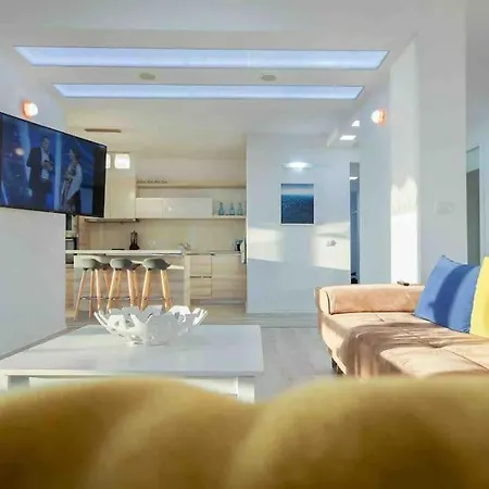 Large Renovated Beachside Apt, W/ Wi-fi & Netflix