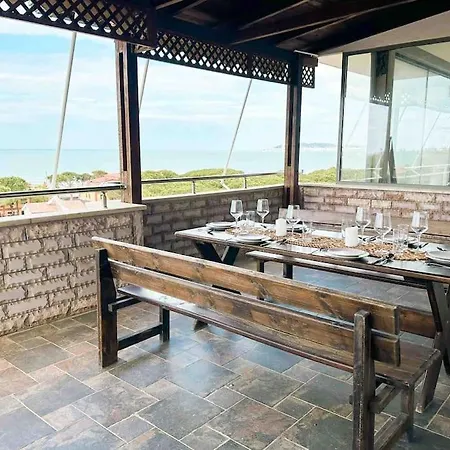 Large Renovated Beachside Apt, W/ Wi-fi & Netflix Golem (Tirana)