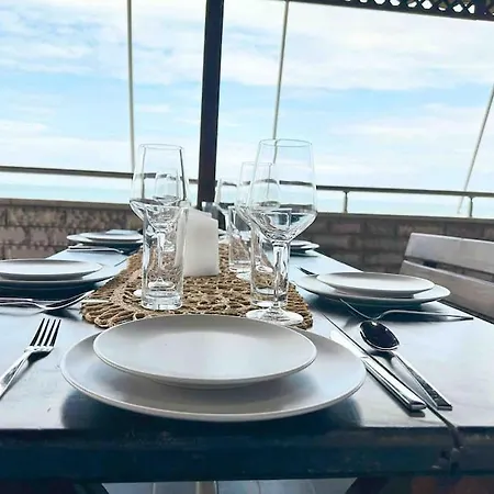 Apartment Large Renovated Beachside Apt, W/ Wi-fi & Netflix Golem (Tirana)
