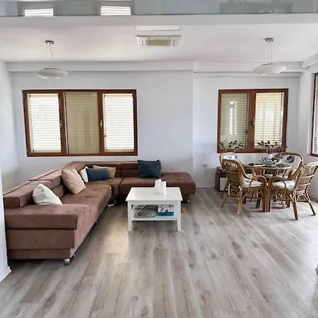 Large Renovated Beachside Apt, W/ Wi-fi & Netflix * Golem (Tirana)