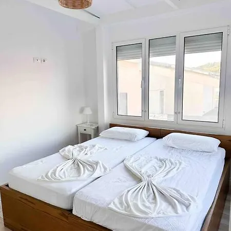 Apartment Large Renovated Beachside Apt, W/ Wi-fi & Netflix *