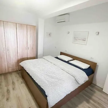 Apartment Large Renovated Beachside Apt, W/ Wi-fi & Netflix *