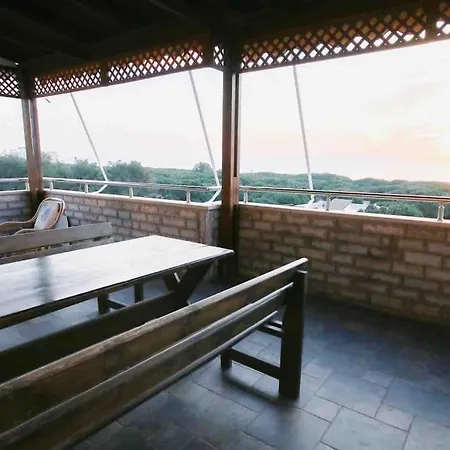Large Renovated Beachside Apt, W/ Wi-fi & Netflix