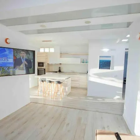 Apartment Large Renovated Beachside Apt, W/ Wi-fi & Netflix Golem (Tirana)