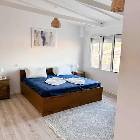 Apartment Large Renovated Beachside Apt, W/ Wi-fi & Netflix