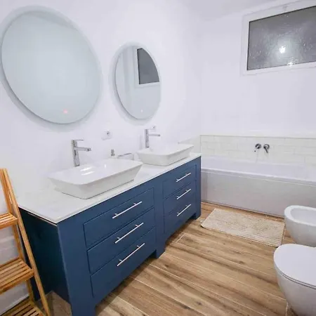 Large Renovated Beachside Apt, W/ Wi-fi & Netflix Apartment *